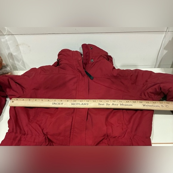 LL Bean Women's red parka jacket Size Med warm, and cozy with packable hood - Picture 4 of 10
